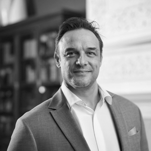 Headshot Thomas Hull